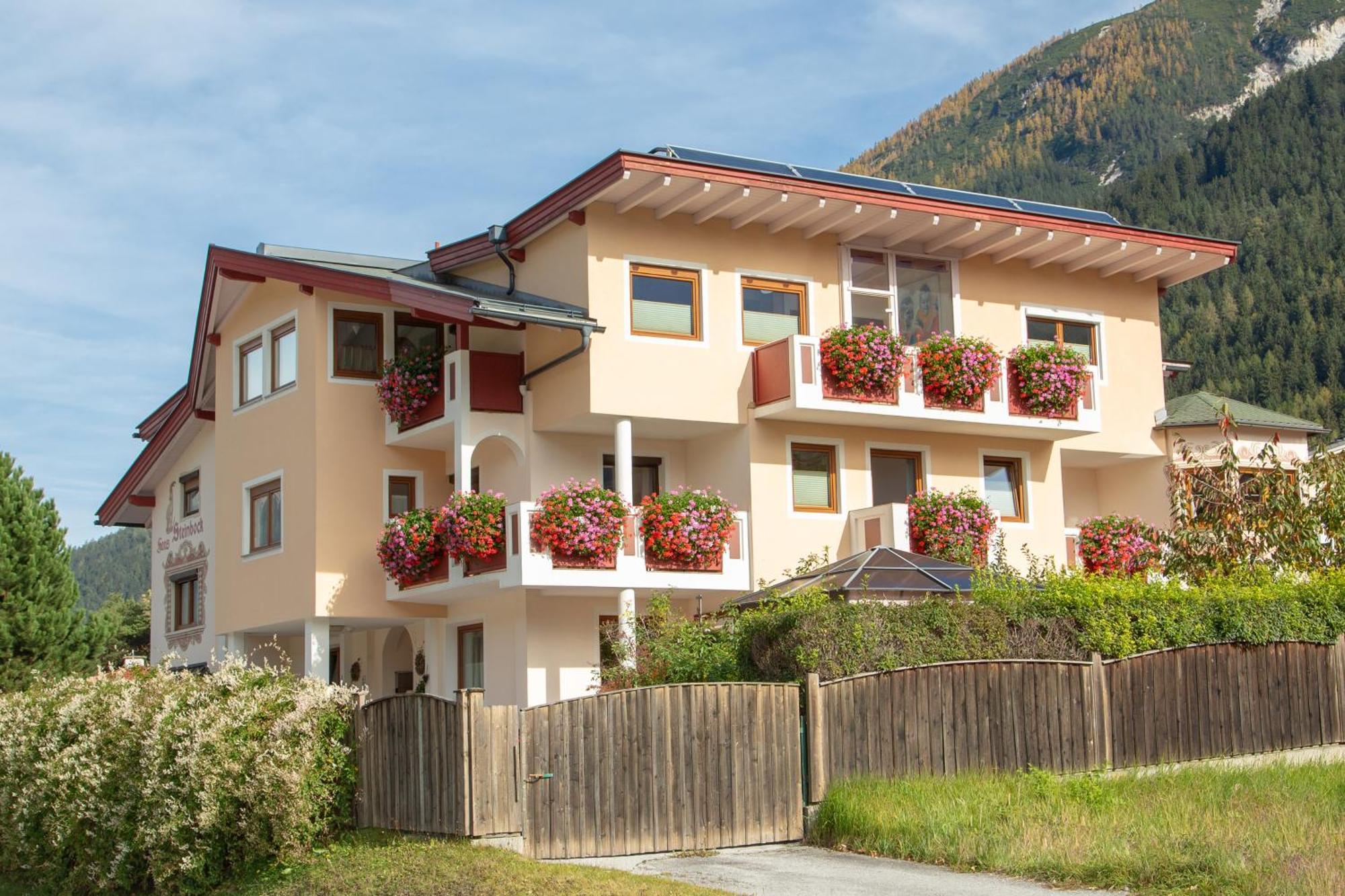 Haus Steinbock Bed & Breakfast Neustift im Stubaital Exterior photo