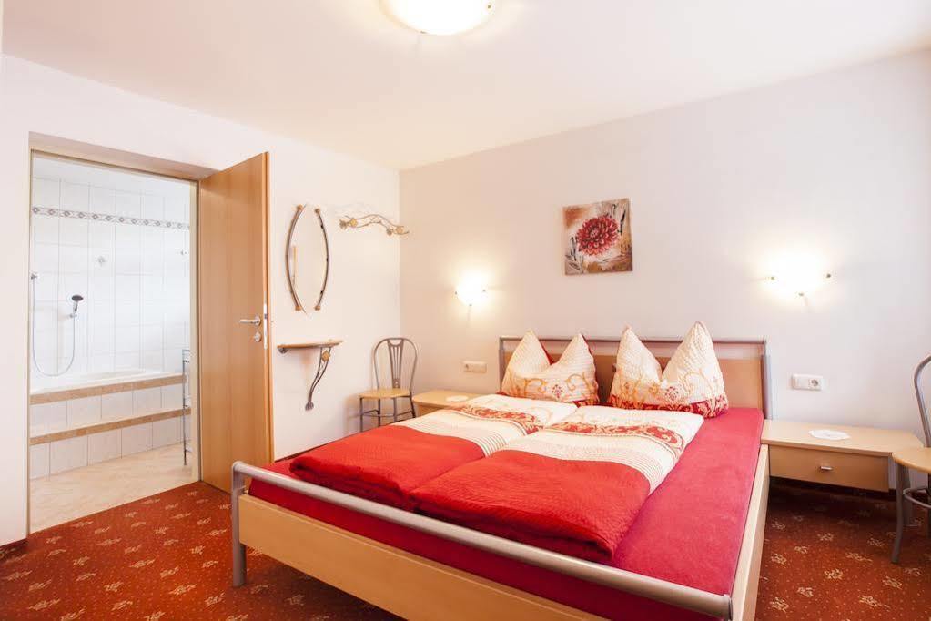 Haus Steinbock Bed & Breakfast Neustift im Stubaital Exterior photo